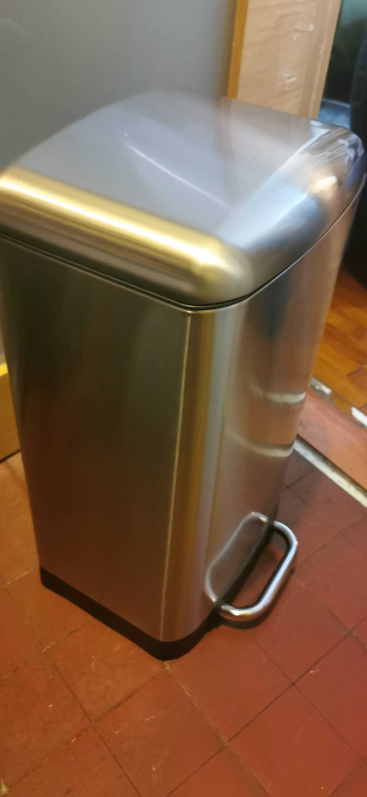 Metal rubbish Bin