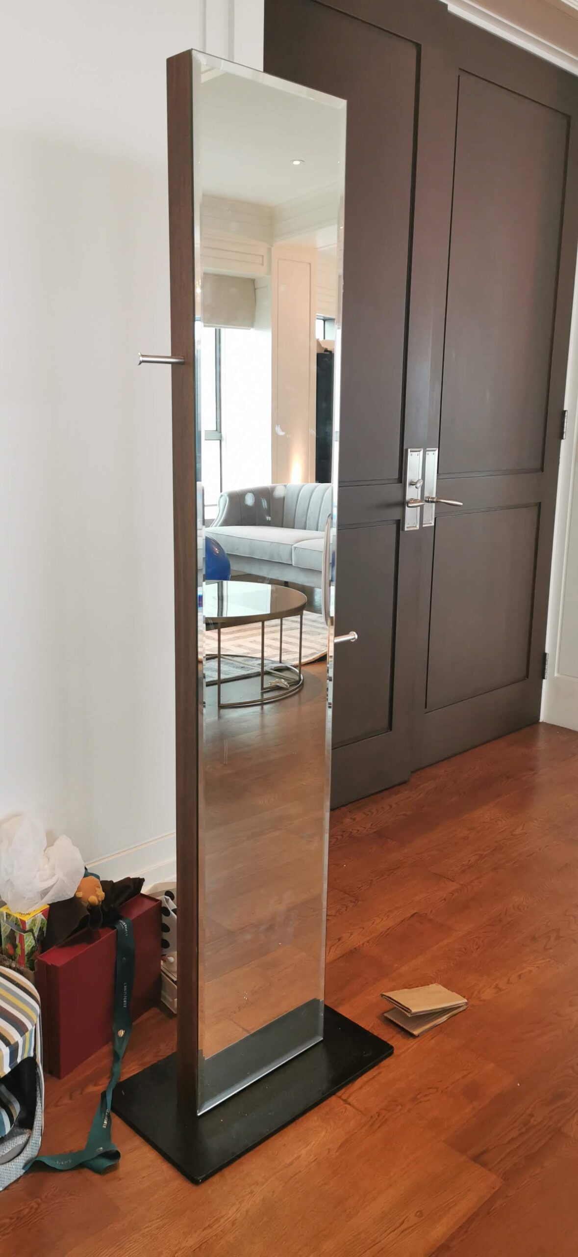 Movable Mirror Stand