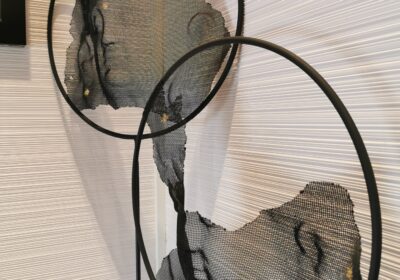 18-Pair-of-floor-Art-stand-400-