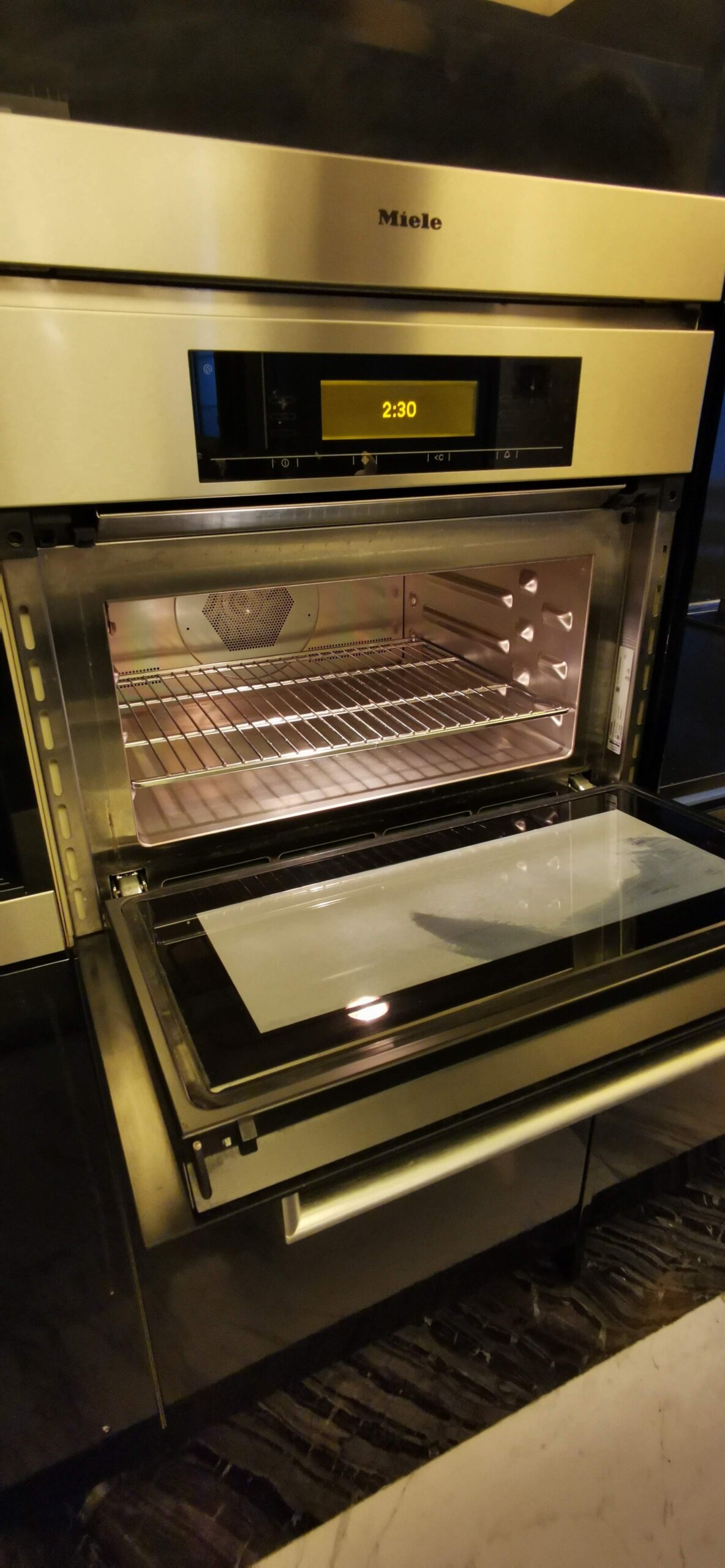 2 Miele 嵌入式微波焗爐 (43公升) H 5080 BM $3000 595 x 463 x 460mm