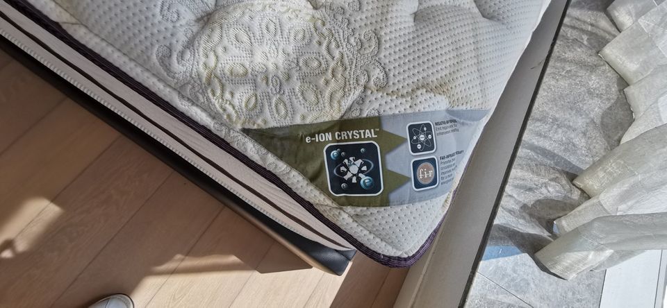 Simmons Bedframe & Mattress set